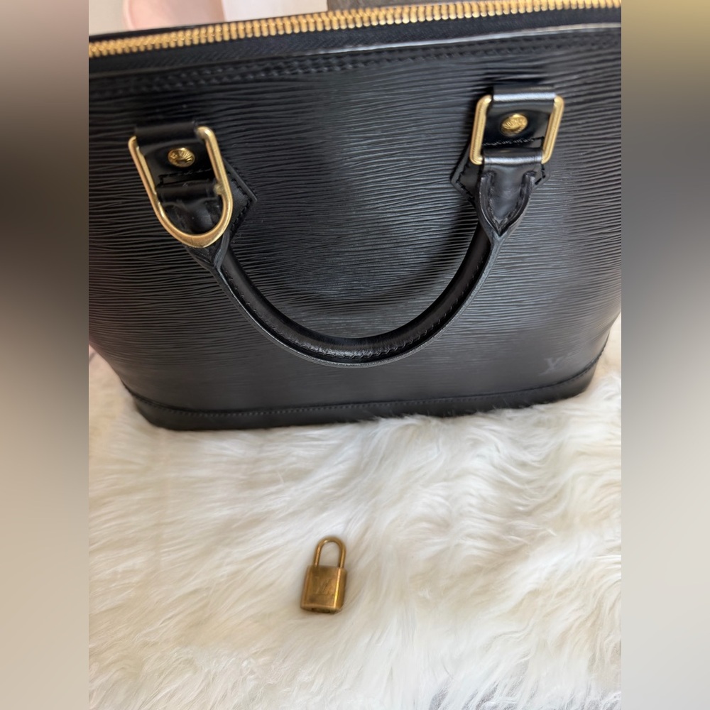 LOUIS VUITTON ALMA MM EPI LEATHER - Picture 16 of 16